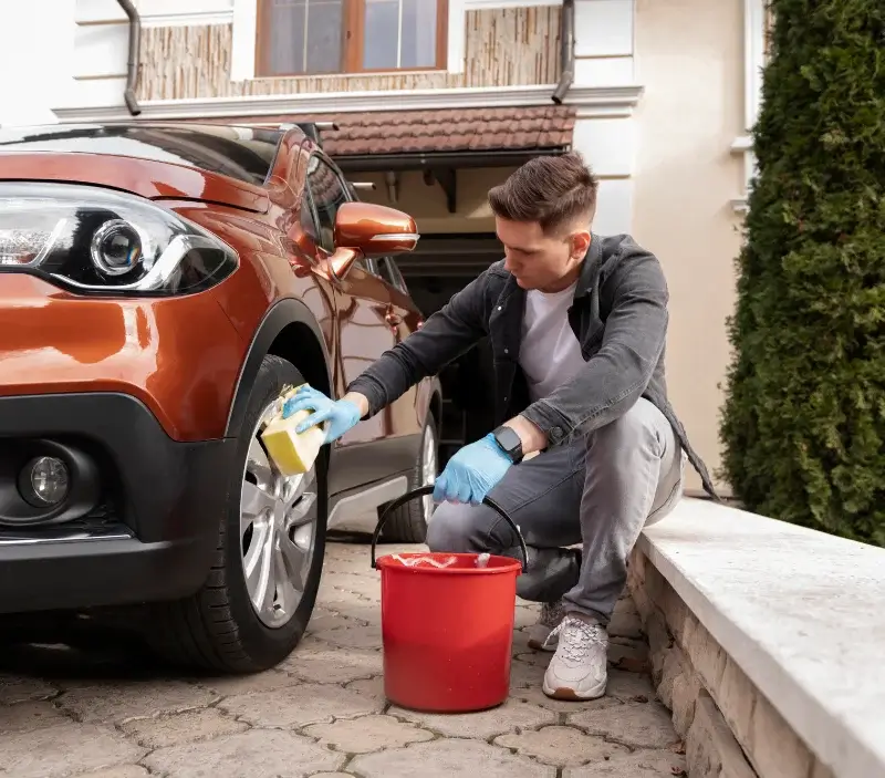 Lavage auto à domicile Traubach-le-Haut : professionnel intervenant sur un véhicule